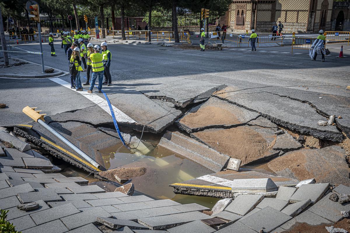 Escape de agua de grandes dimensiones en la avenida Pedralbes con el paseo Manuel Girona de Barcelona