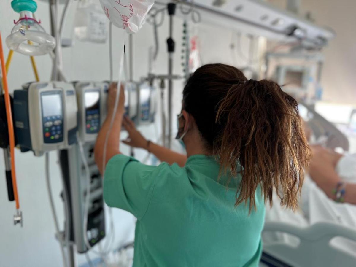 Una enfermera en un hospital, donde, según Sanidad, se cierran menos camas este verano