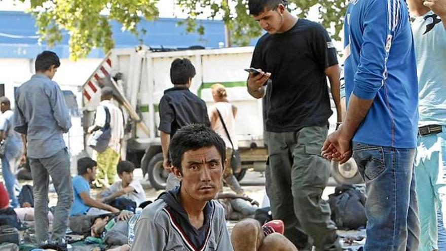 Immigrants sirians, afganesos i pakistanesos descansen a Belgrad