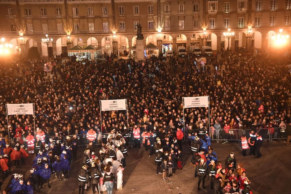 Los Reyes Magos recorren la ciudad desde O Castrillón hasta la plaza de María Pita.