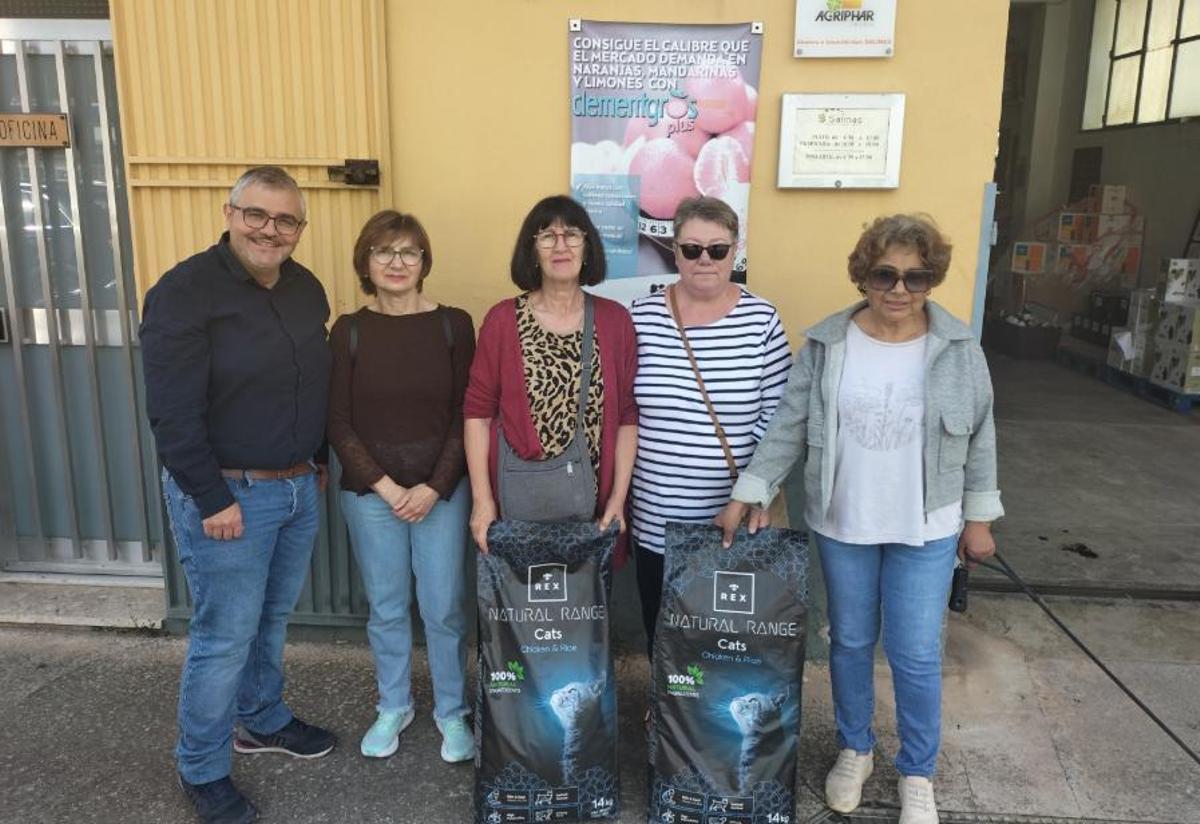 Tavernes reparte pienso entre las colonias felinas.
