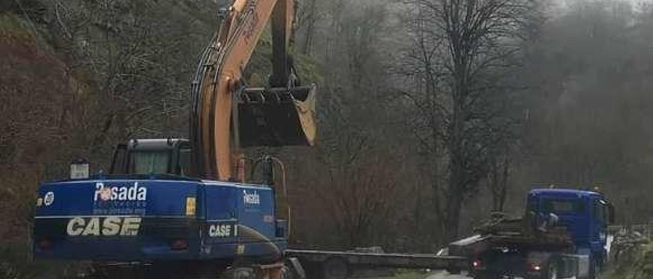 La pala, trabajando para retirar la roca ayer.