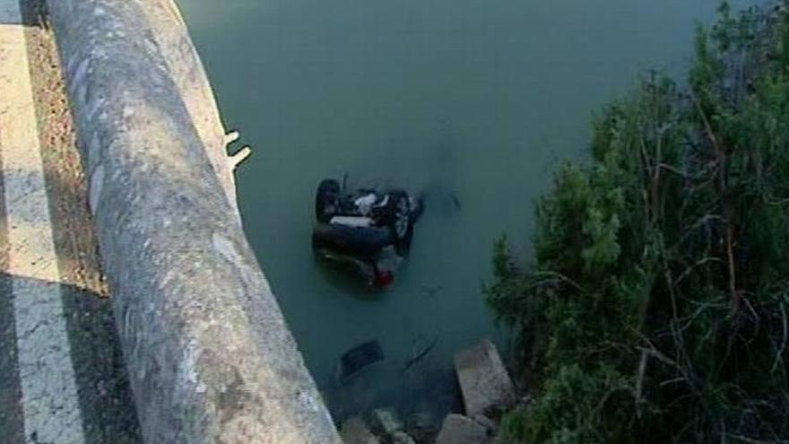 Una mujer y su hijo mueren al caer su coche al pantano de La Peña