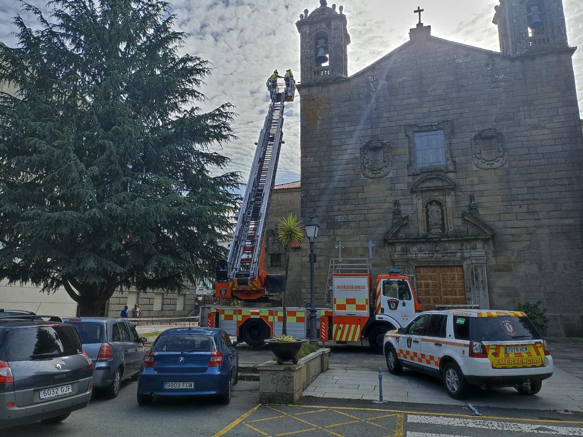 Emerxencias utilizó el camión escalera para acceder a la fachada