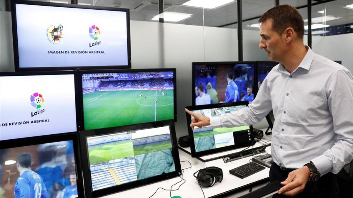 Carlos Clos Gómez, durante la presentación del proyecto VAR hoy en la sede de la RFEF el 2018