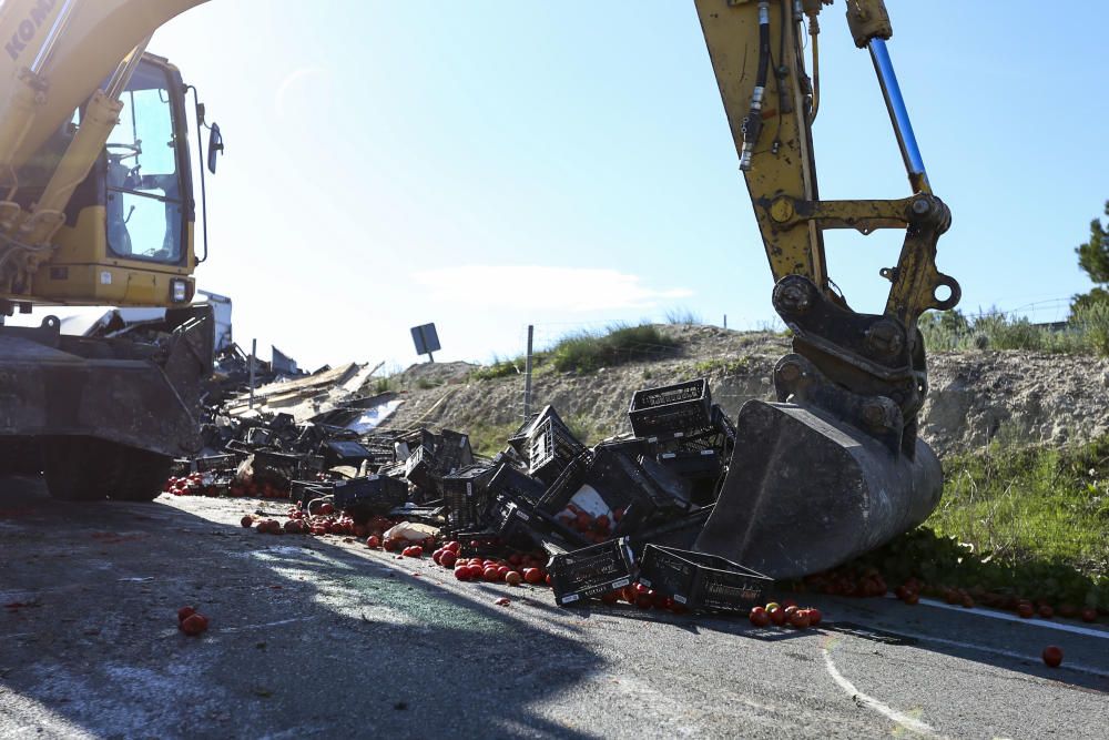 Un camión de tomates vuelca en la A-31 en término de Sax.