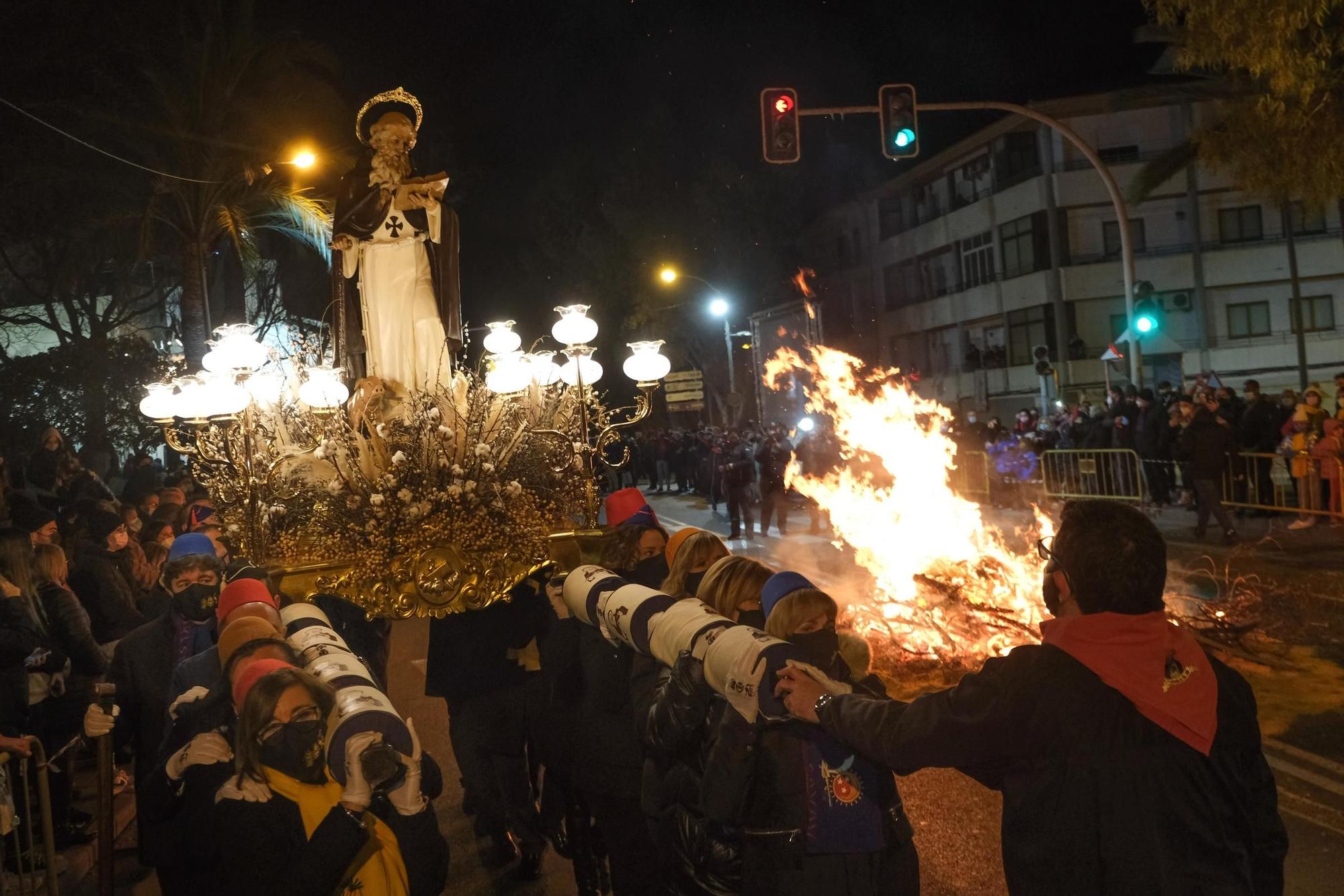 Los eldenses festejan a San Antón, patrón de los Moros y Cristianos, con las típicas vueltas a la hoguera, la bendición de animales, las tradicionales danzas y el reparto del pan