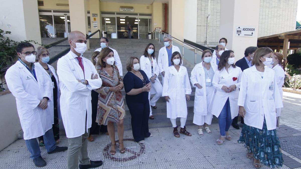 Presentación del robot quirúrgico en la puerta del hospital Provincial de Córdoba.