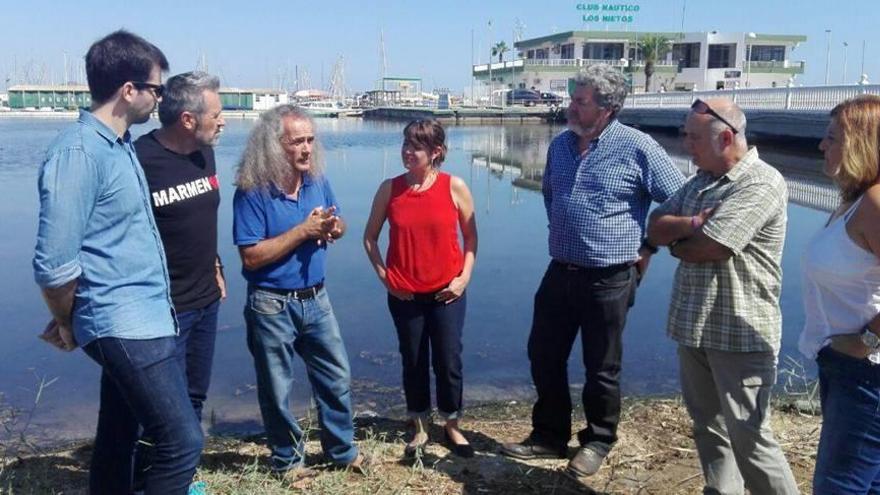 Los diputados regionales y del Congreso de Podemos, ayer en el Mar Menor.