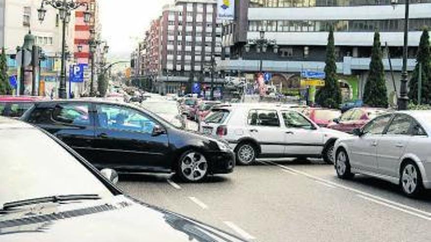 Coches en la plaza Primo de Rivera.