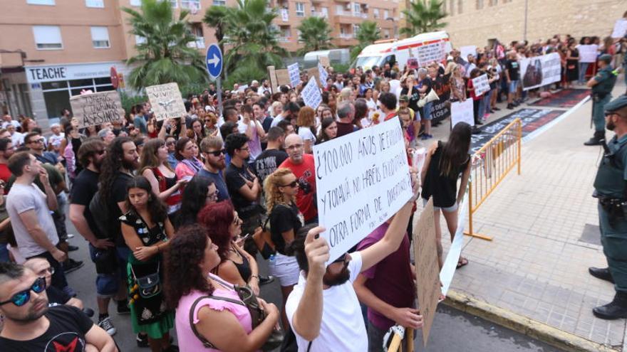 Los antitaurinos congregan a más de 300 seguidores en la plaza de Villena