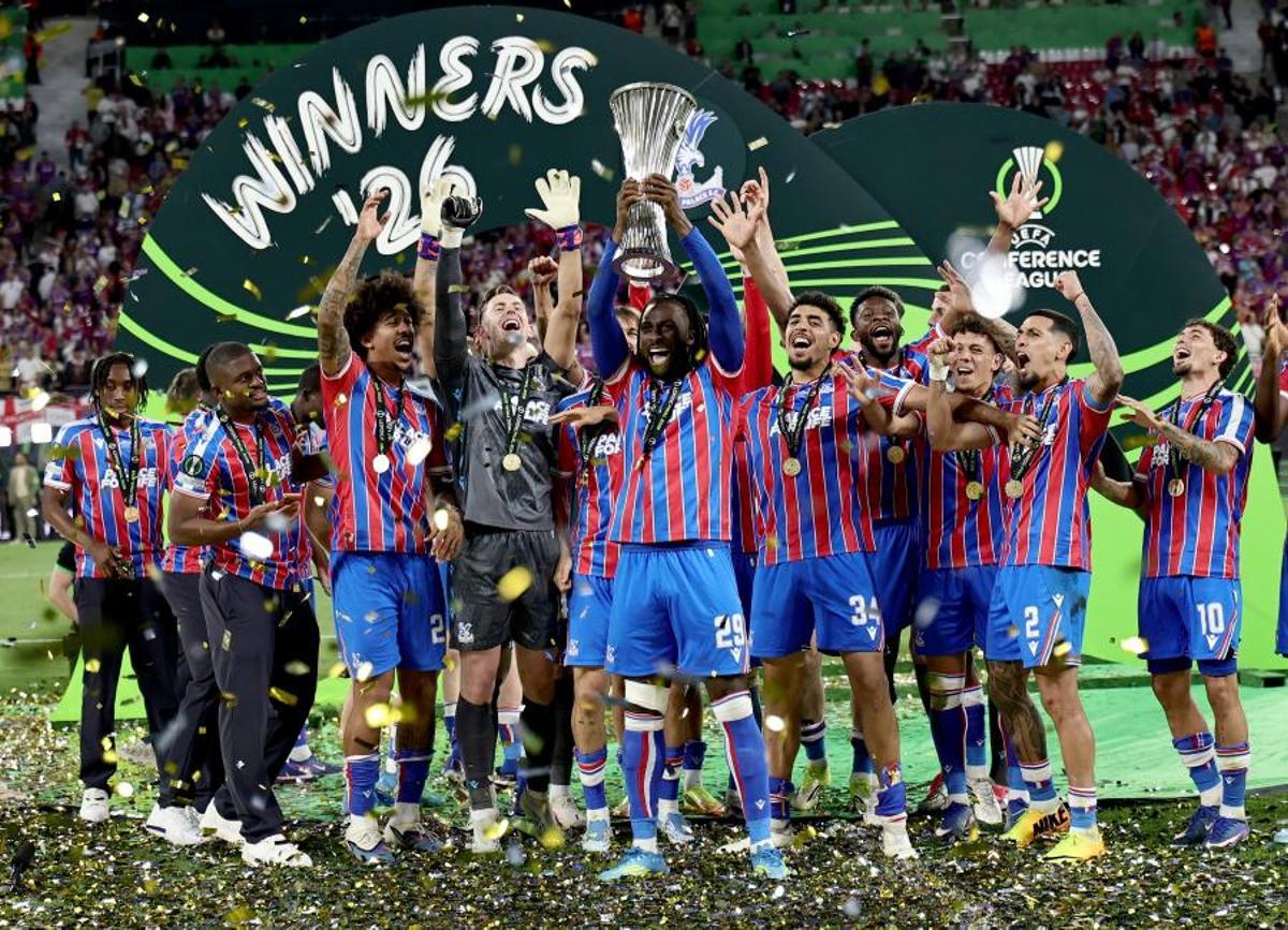 Evann Guessand celebra con sus compañeros del Crystal Palace el título de la Conference League