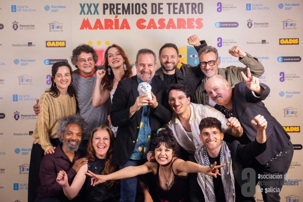 Foto de familia de los integrantes de la comparía Ibuprofeno Teatro, que se llevó seis galardones María Casares