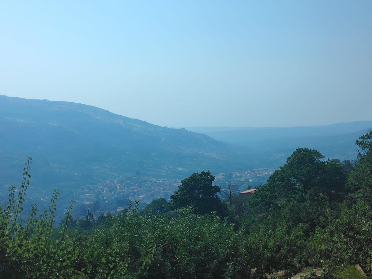 La comarca de La Vera, cubierta por el humo.