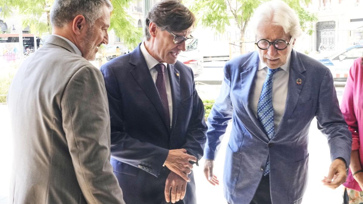 El presidente de la Generalitat, Salvador Illa (c); el presidenteFoment Josep Sanchez Llibre (d) y el conseller de Empresa y Trabajo Miquel Samper (d) a su llegada a la reunión con la Junta Directiva de Foment del Treball.