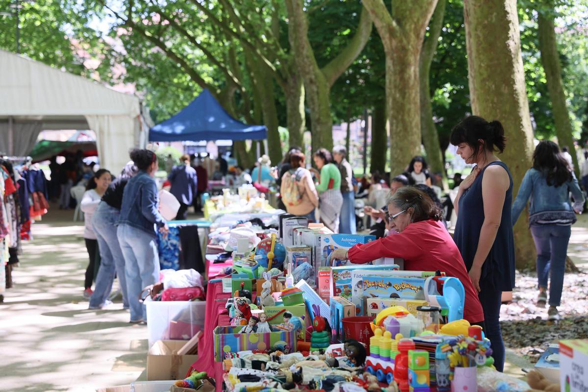 Participantes el pasado mayor en un mercadillo solidario por el Día de África en el parque del Muelle de Avilés.