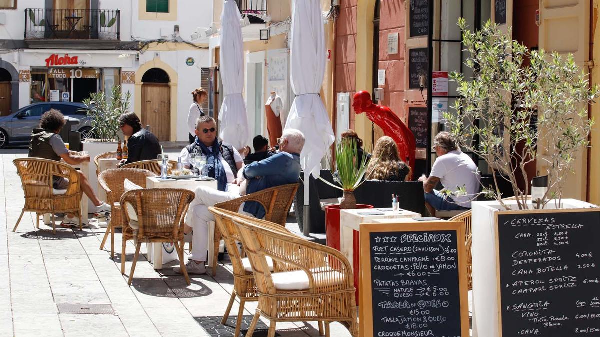 Temperaturas veraniegas y playas llenas en Ibiza