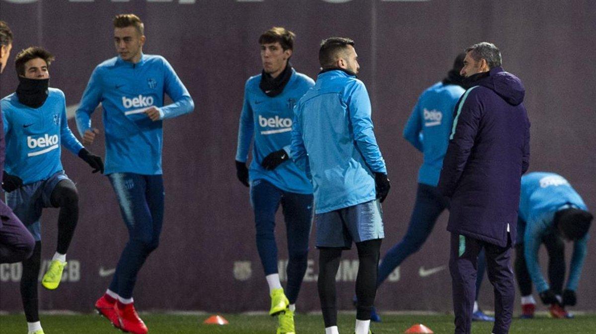 Valverde  con Riqui, Oriol Busquets y Miranda en un entrenamiento