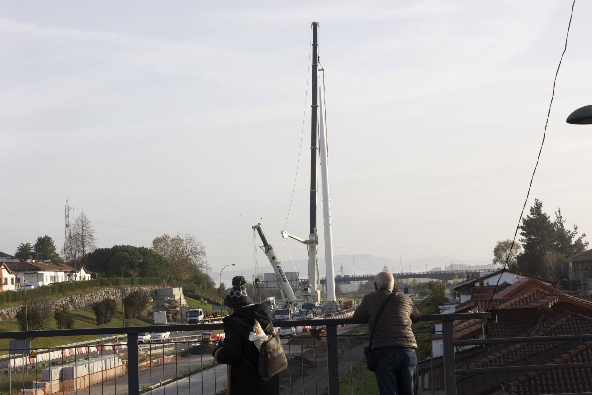 EN IMÁGENES: Así fue la instalación del mástil de 55 metros en las obras de la entrada de Oviedo