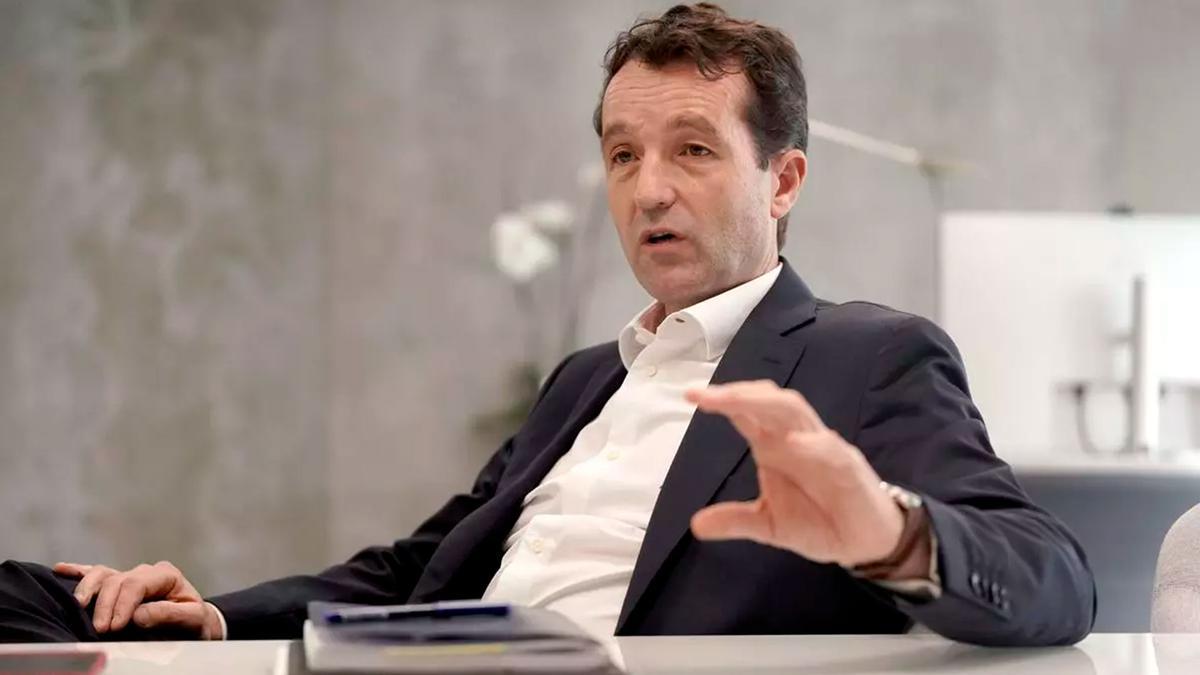 Ángel Escribano, presidente de Indra, en su despacho de la sede nacional de la empresa. / José Luis Roca