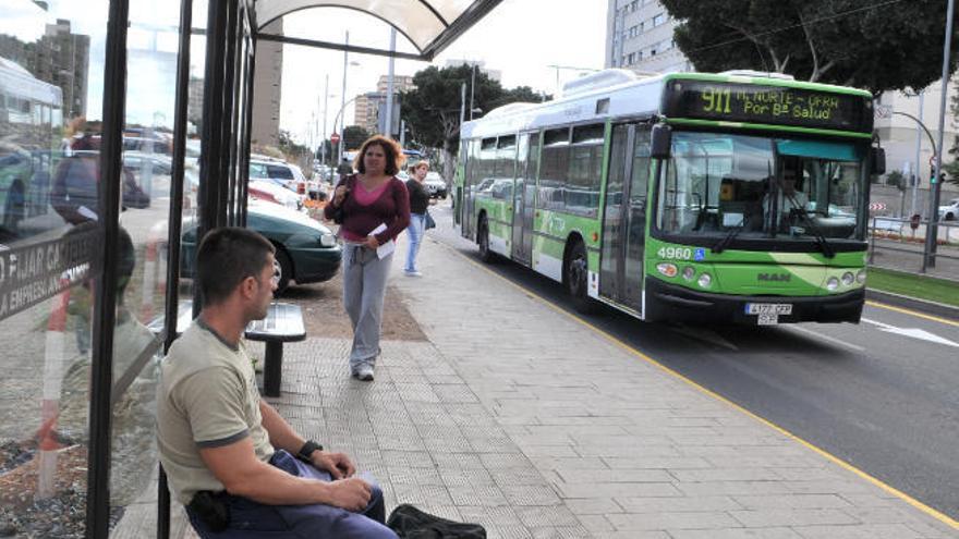 Una guagua recoge pasajeros en Santa Cruz de Tenerife.