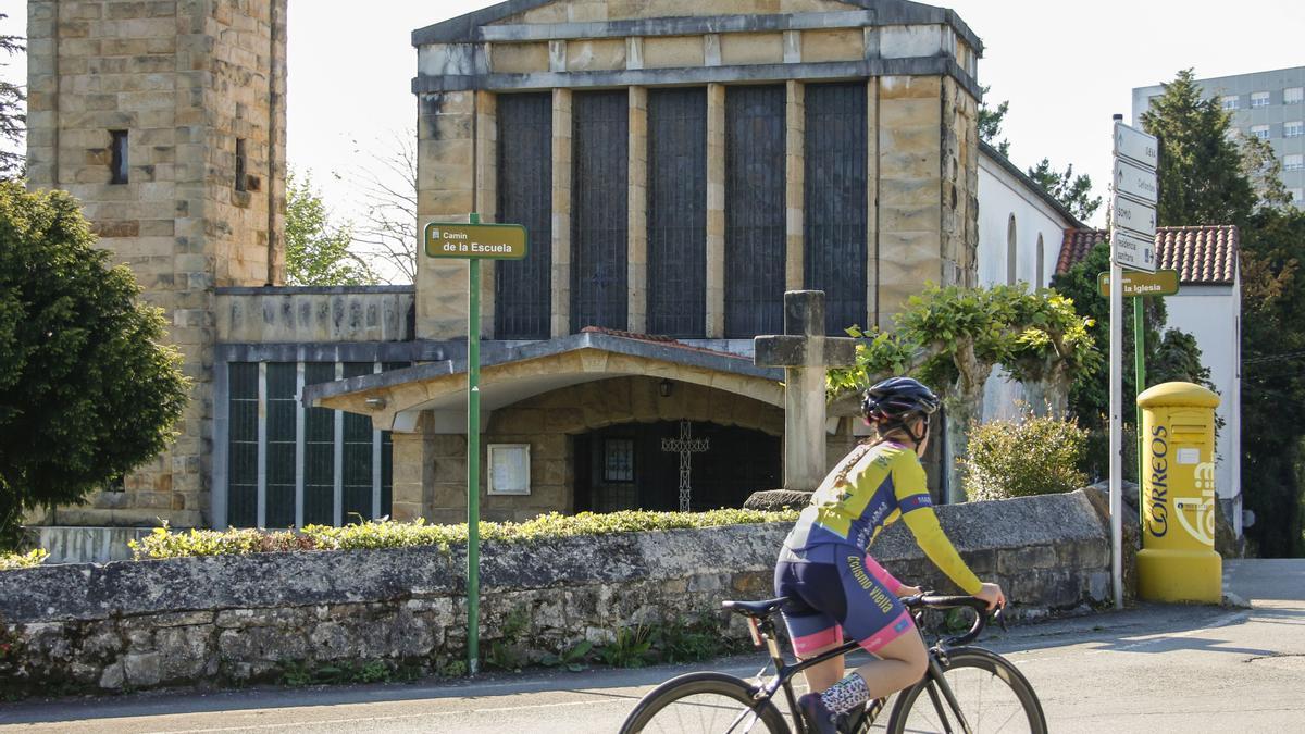 Un ciclista por el Camín de la Escuela.