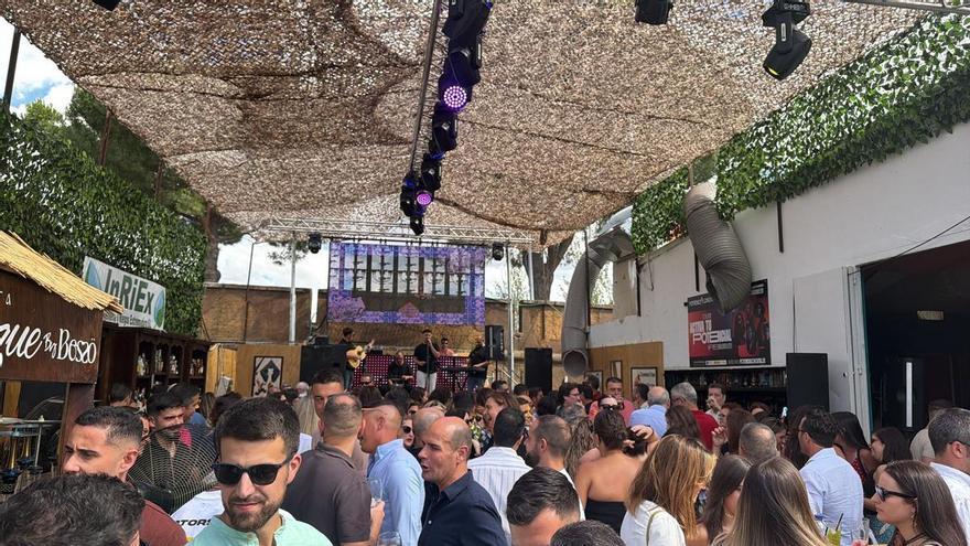 La música en vivo gana espacio en las casetas de San Juan: "La gente va a comer y sabe que después hay un concierto"