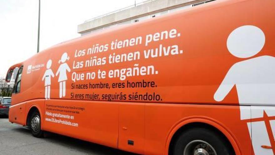 La Policia de Madrid immobilitza l&#039;autobús contra els transsexuals