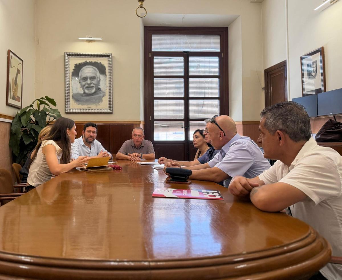 Reunión de Compromís con trabajadores y representantes de la Plataforma por el Transporte Público