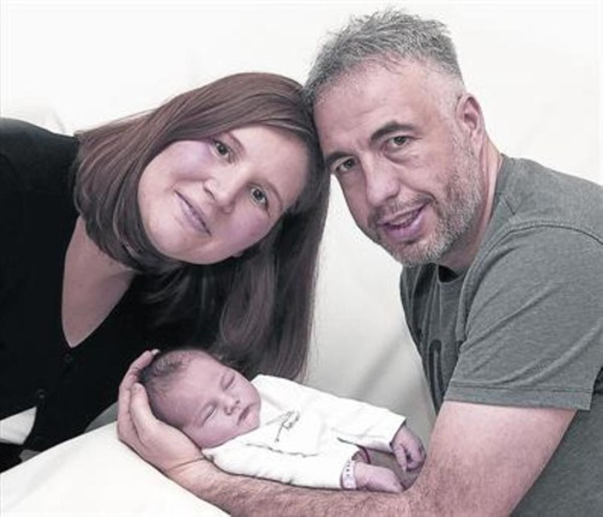 La Maria i el David, amb la seva filla Alba, poc després del seu naixement, al setembre.