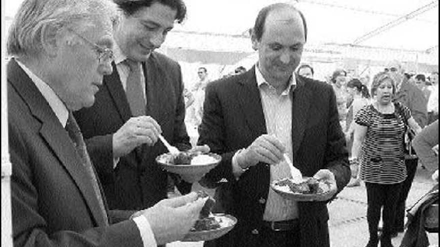 El alcalde de Arbo, Manuel Rivera, con el pregonero Ignacio Capeáns y el presidente de la Diputación, Rafael Louzán. / D.P.