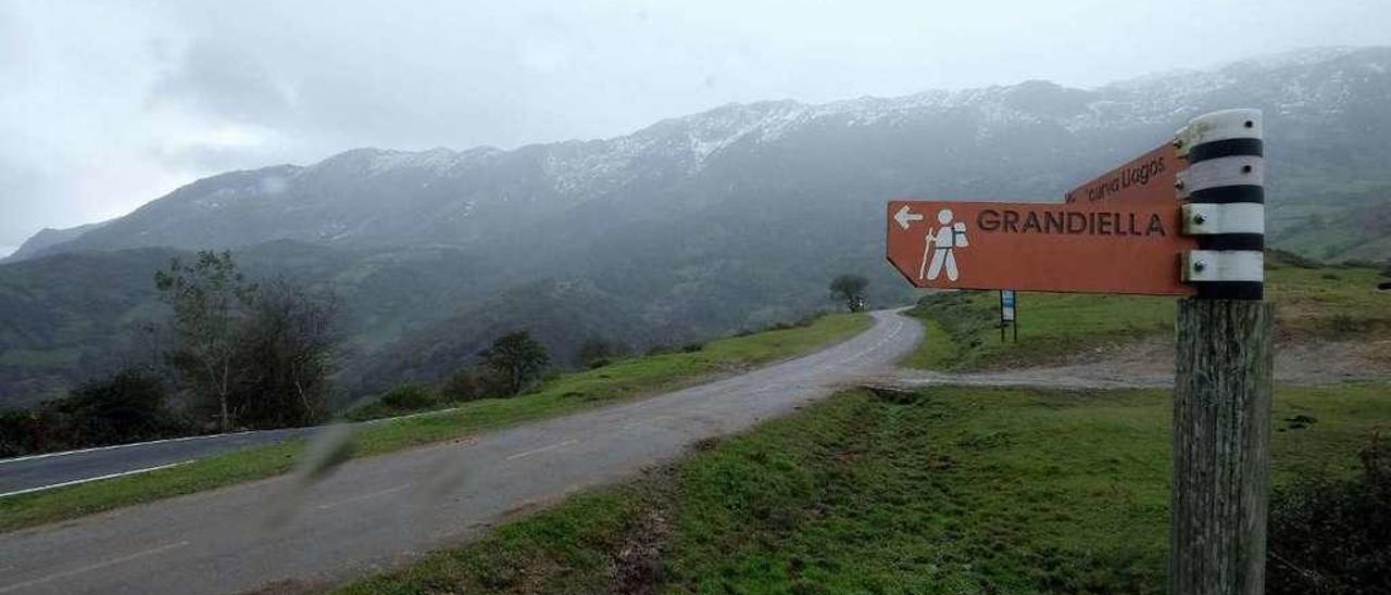 Los montes del Aramo, vistos desde Grandiella, en el concejo de Riosa.