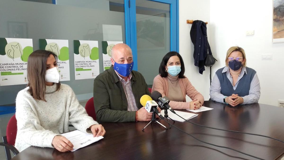 El alcalde, Antonio Ruiz, con miembros de la asociación GPAR.