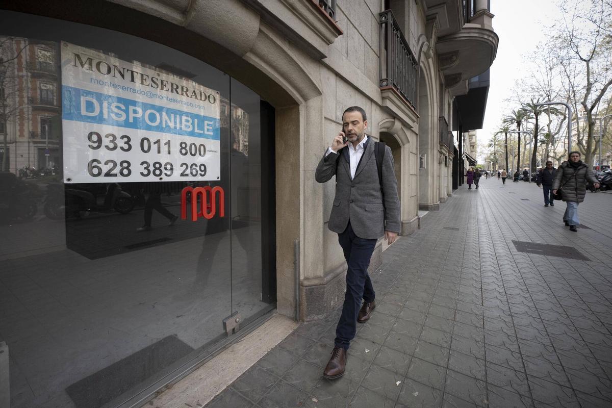 Un hombre pasa por delante de un local comercial vacío en la Avenida Diagonal de Barcelona, la semana pasada.