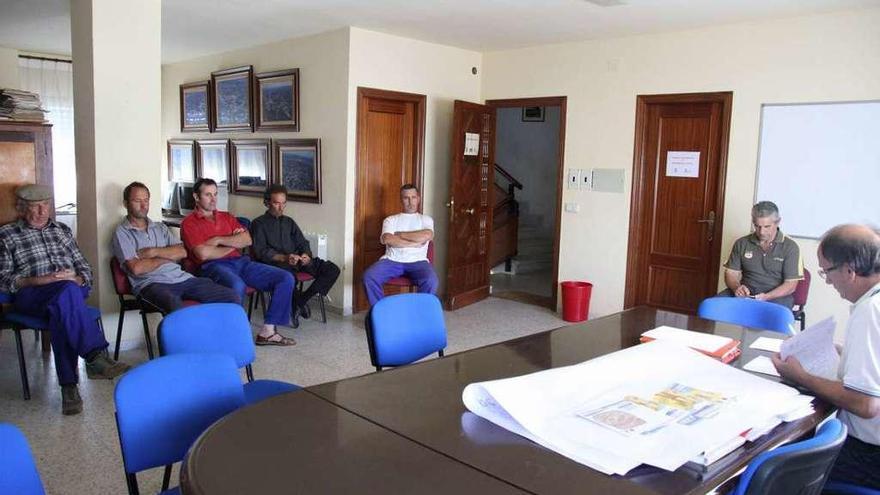 Ganaderos de Fariza en una de las reuniones con el alcalde de Fariza Manuel Ramos, a la derecha.