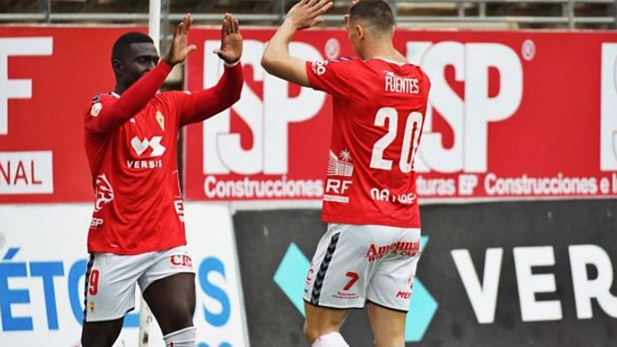 Mendes celebra su gol con Fuentes en el amistoso de ayer.