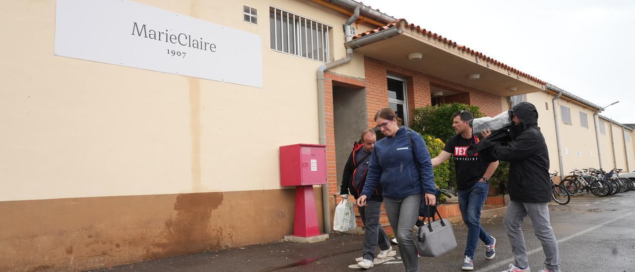 Varios trabajadores de la planta de producción de Vilafranca seguidos por periodistas.