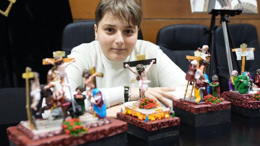 Marcos Vergel posa con sus maquetas en la sede del Santo Entierro.