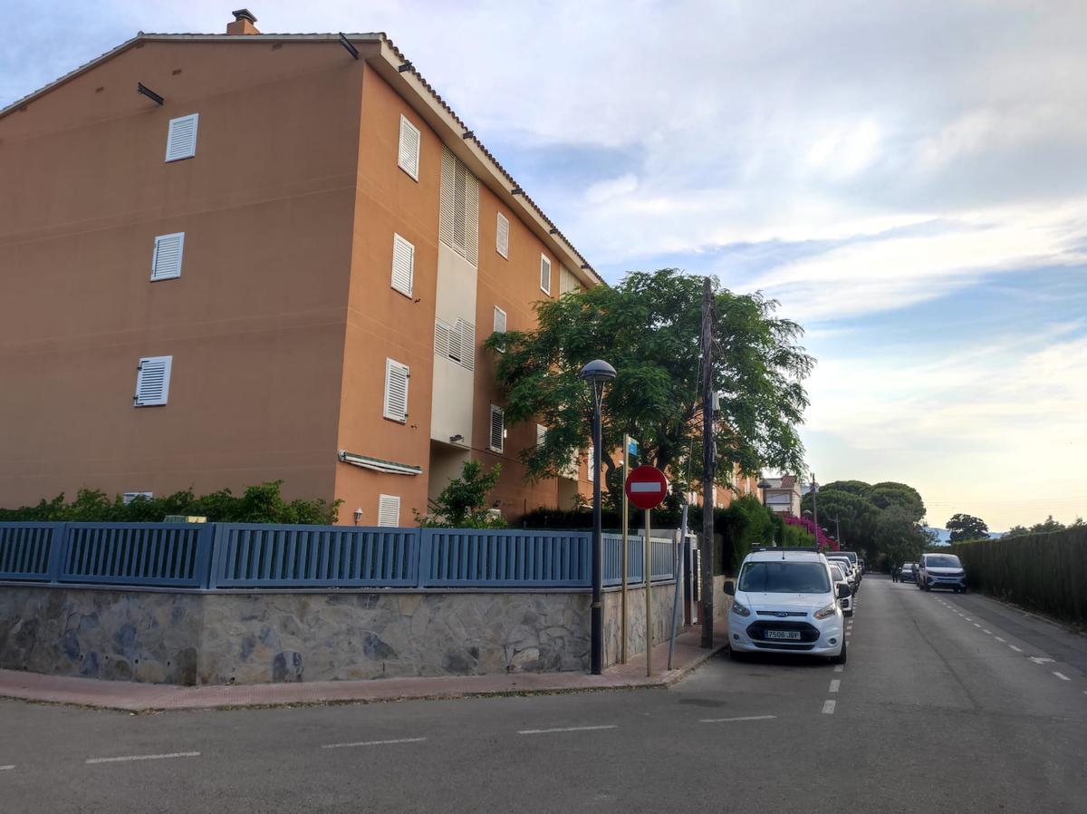 Calle Urà de Cambrils (Baix Camp), donde se ubica una urbanización que concentra 12 plazas de párking en desuso, propiedad del Estado.