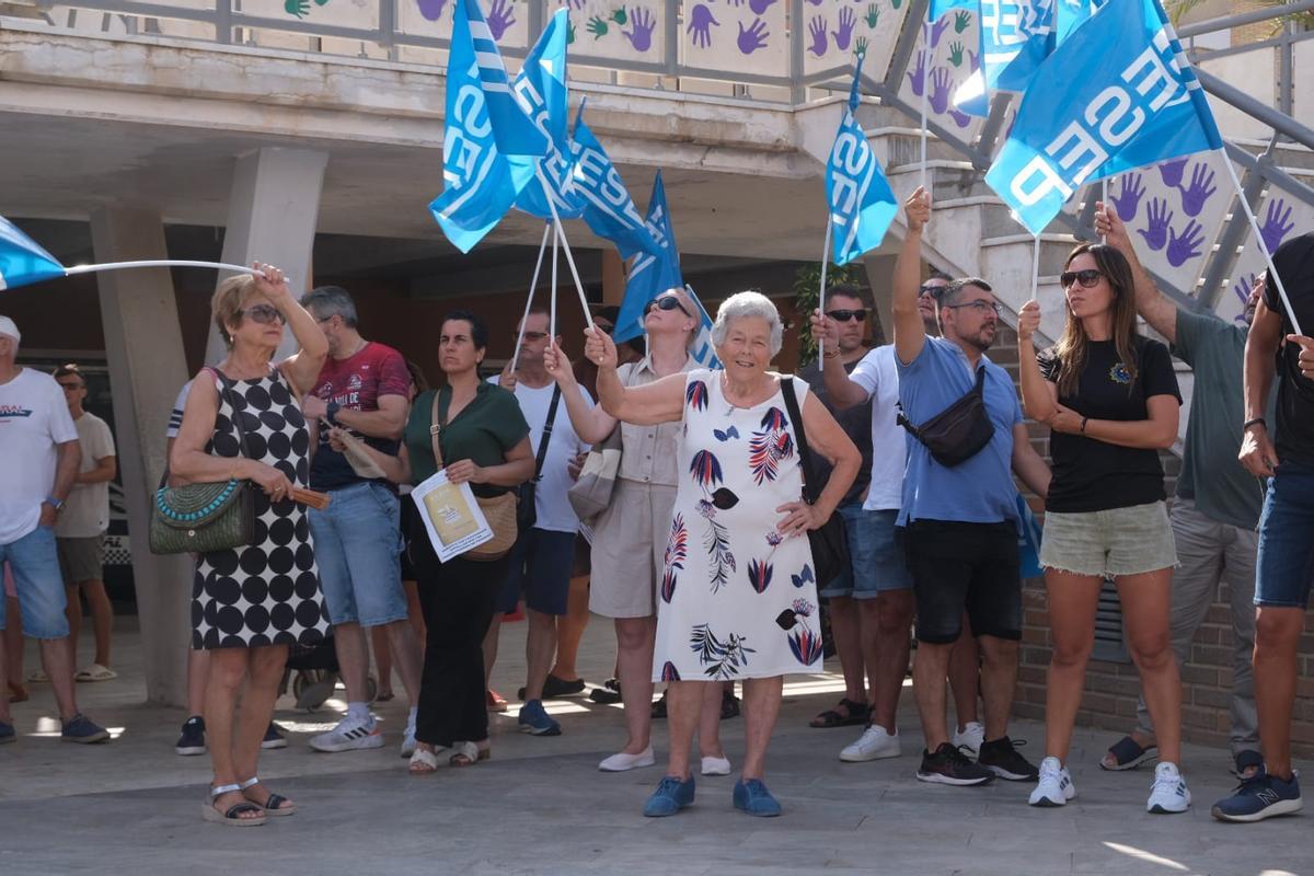 Protesta de la plantilla de la Policía Local de Guardamar para pedir al alcalde soluciones a sus problemas laborales