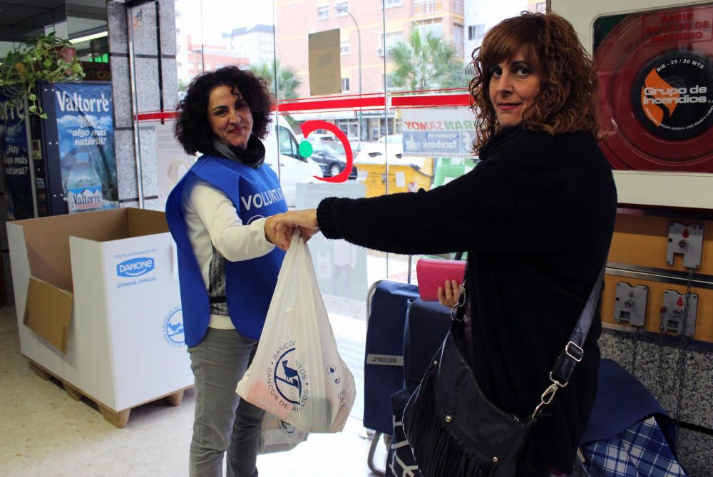 Los malagueños colaboran con la recogida de alimentos de Bancosol en el Carrefour Alameda y en el supermercado Covirán del barrio de Los Corazones