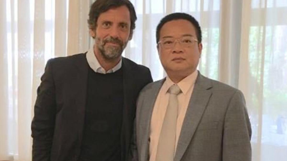 Quique, junto a Chen, tras firmar el acuerdo