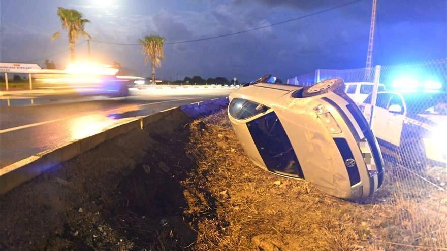 Un vecino de Burriana vuelca en una rotonda de la CV-18