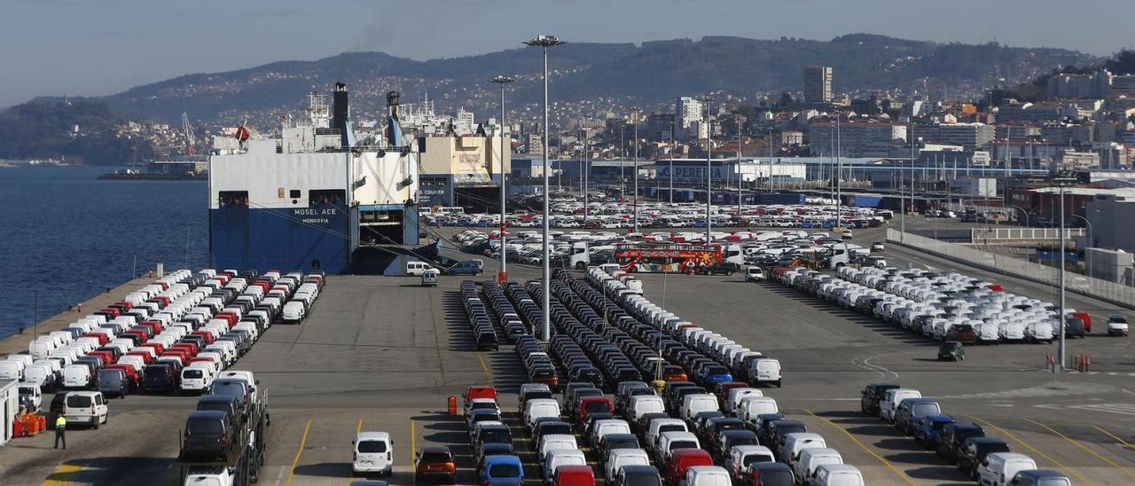 Vehículos comerciales ligeros fabricados por Stellantis en su planta de Vigo en la terminal Ro-Ro del Puerto. |   // RICARDO GROBAS