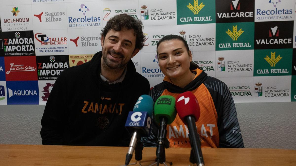 Ricardo Vasconcelos y Alejandra Sánchez, en rueda de prensa.