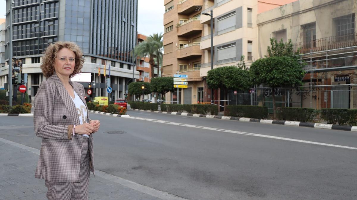 La alcaldesa, con el edificio a la derecha