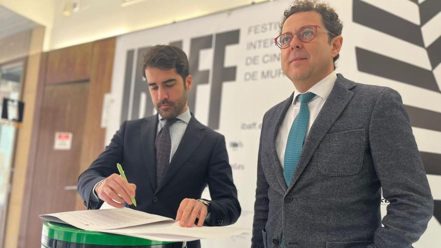 El concejal Diego Avilés firma el acuerdo junto a Manuel Cebrián, director del ICA.