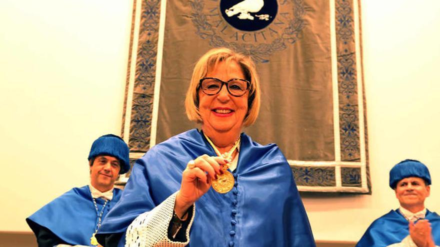 La consejera de Educación, Adelaida de la Calle, recibió ayer la medalla.