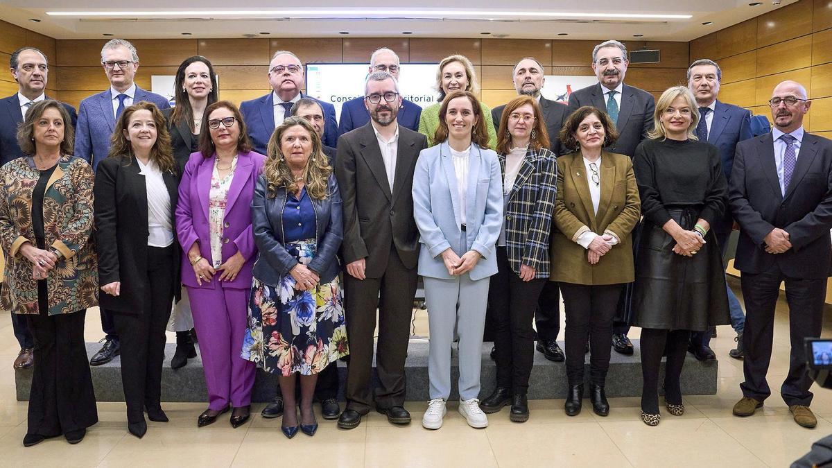 Imagen de grupo de los consellers de Salud y de la ministra Mónica García en la reunión celebrada hoy.