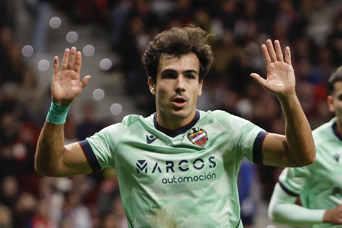 Manu Sánchez celebró su gol frente al Atlético de Madrid pidiendo perdón a la afición rojiblanca